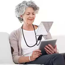 Loupe de lecture pour seniors : un allié indispensable